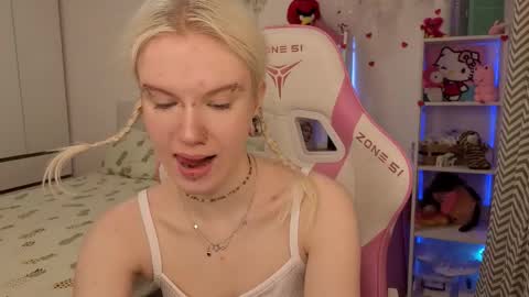 Mia online show from February 25, 3:16 am