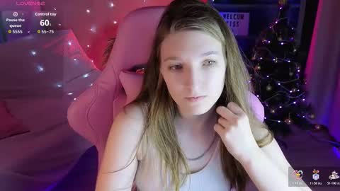 Snapshot of mia_weawer chatting on December 16, 10:20 am Mia online show from December 16, 10:20 am