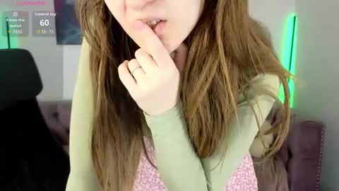 Snapshot of mia_weawer chatting on February 25, 10:25 am Mia online show from February 25, 10:25 am