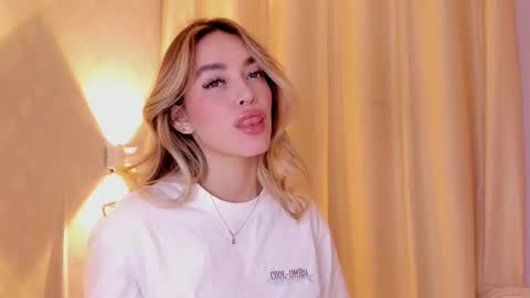 Mia White  online show from February 13, 1:40 pm