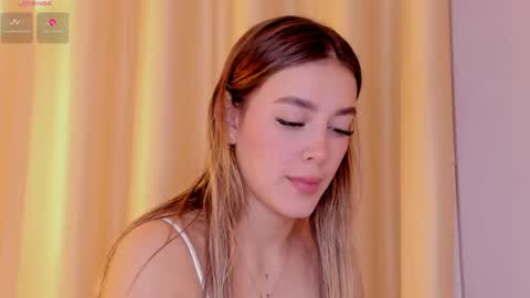 Mia White  online show from April 1, 1:23 pm