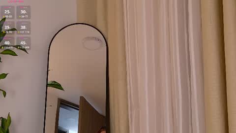 Snapshot of mia_white11 chatting on June 24, 3:33 pm Mia White online show from June 24, 3:33 pm