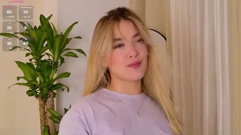 Snapshot of mia_white11 chatting on June 30, 3:35 pm Mia White online show from June 30, 3:35 pm