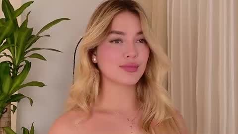 Snapshot of mia_white11 chatting on July 9, 3:38 pm Mia White online show from July 9, 3:38 pm