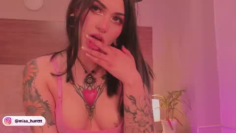 Snapshot of miaa_huntt chatting on July 17, 6:31 am Andrea online show from July 17, 6:31 am