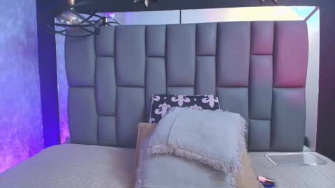 Mia online show from September 15, 12:05 pm