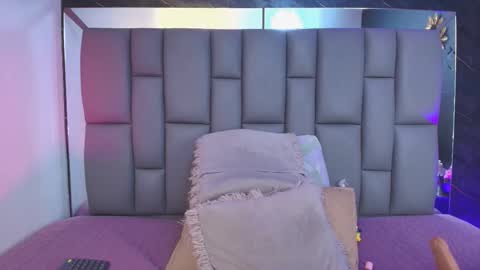 Mia online show from September 22, 12:07 pm