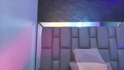 Mia online show from October 6, 12:02 pm