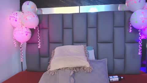 Mia online show from October 11, 12:04 pm