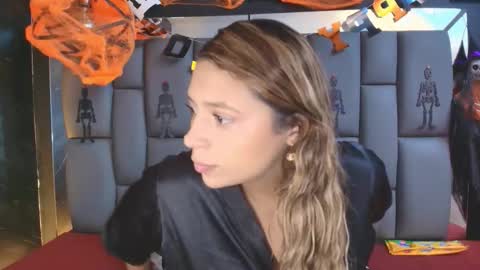 Mia online show from October 21, 12:06 pm