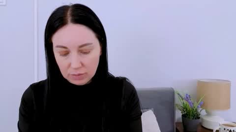 Mia online show from April 6, 3:35 pm