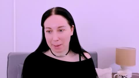 Mia online show from April 15, 3:30 pm