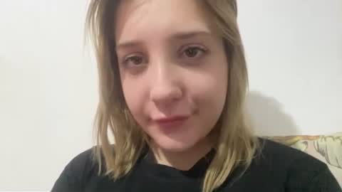 Hi guys Im Mia Im new here help me to figure out how everything works here xD online show from July 5, 8:27 pm