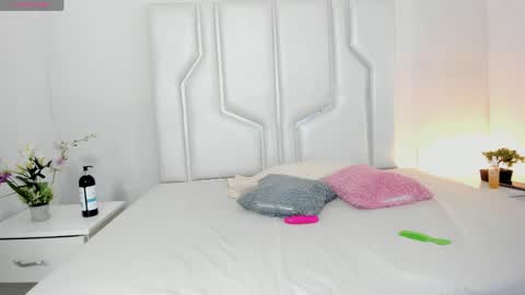 miaatorres_ online show from April 17, 12:08 pm