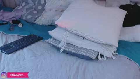 miablumm_ online show from March 25, 8:26 pm