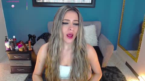 Snapshot of miacarperrlux chatting on March 6, 12:10 am MiaCarper online show from March 6, 12:10 am