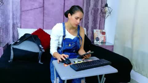 Snapshot of miacours chatting on May 10, 2:11 pm MiaCours online show from May 10, 2:11 pm