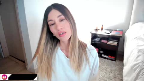 Mia online show from December 3, 9:45 pm