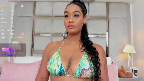 Snapshot of miaebony_ chatting on October 27, 9:19 pm Call me Mia online show from October 27, 9:19 pm