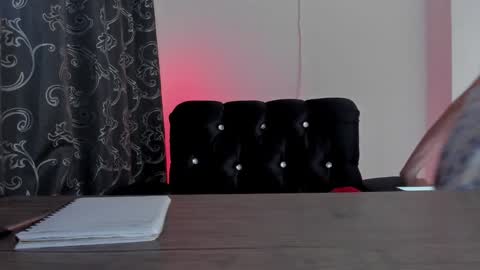 Snapshot of mialenox chatting on December 18, 10:35 pm Mia Lenox online show from December 18, 10:35 pm