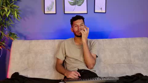 Mia online show from November 27, 7:05 pm