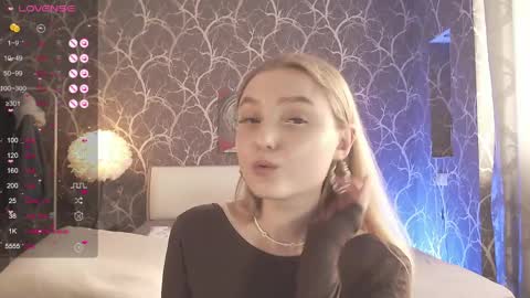 Mia online show from March 31, 1:00 pm