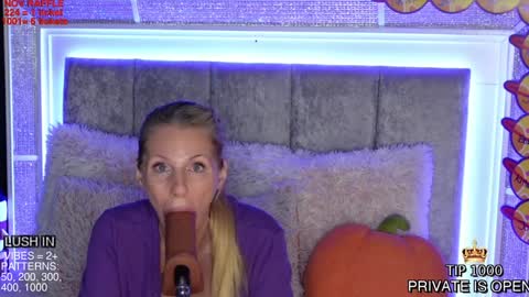 Mia online show from November 14, 3:44 pm