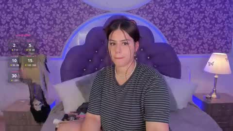 Snapshot of miamontoya chatting on October 13, 1:22 pm Mia   -5 7001400 Follow  online show from October 13, 1:22 pm