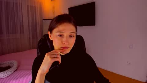 Mia online show from February 28, 7:04 pm