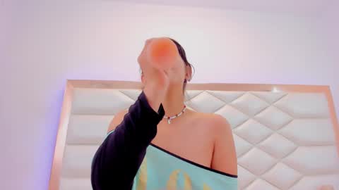 Snapshot of miaqueen021 chatting on January 11, 6:33 pm Sweetie Mia online show from January 11, 6:33 pm