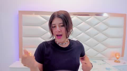 Snapshot of miaqueen021 chatting on January 17, 12:21 pm Sweetie Mia online show from January 17, 12:21 pm