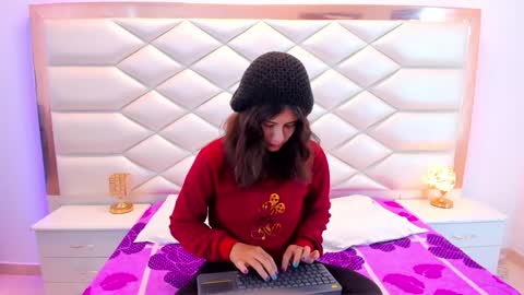 Snapshot of miaqueen021 chatting on February 8, 12:28 pm Sweetie Mia online show from February 8, 12:28 pm