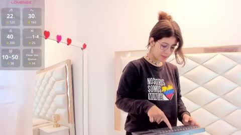 Snapshot of miaqueen021 chatting on February 19, 12:44 pm Sweetie Mia online show from February 19, 12:44 pm