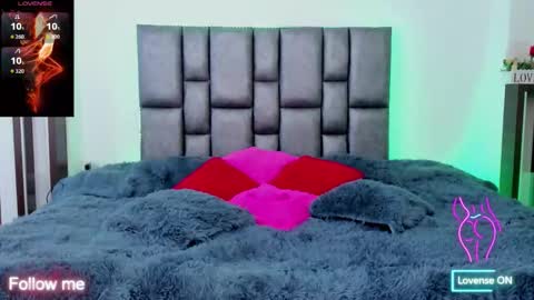 Snapshot of miarobertsmilf chatting on October 5, 10:29 pm Mia Milf online show from October 5, 10:29 pm