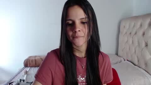 miarobinn_ online show from December 3, 2:27 pm
