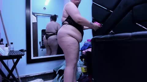 Snapshot of miarous69 chatting on April 22, 9:22 am MiaRouse online show from April 22, 9:22 am
