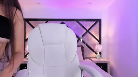 Snapshot of miasilverr chatting on December 9, 8:44 pm Mia online show from December 9, 8:44 pm