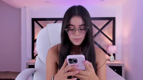 Snapshot of miasilverr chatting on December 16, 9:41 pm Mia online show from December 16, 9:41 pm