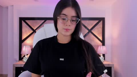 Snapshot of miasilverr chatting on December 17, 7:04 pm Mia online show from December 17, 7:04 pm