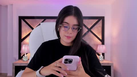 Snapshot of miasilverr chatting on December 17, 10:11 pm Mia online show from December 17, 10:11 pm