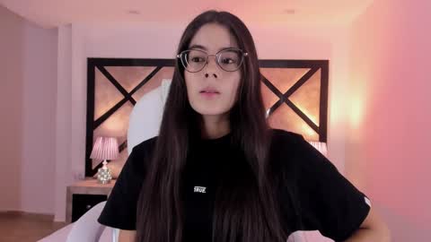 Snapshot of miasilverr chatting on March 3, 12:04 am Mia online show from March 3, 12:04 am