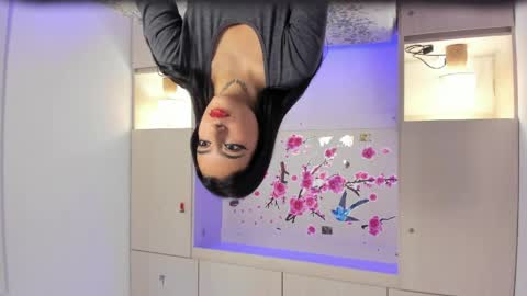 miaturnerr_ online show from April 1, 12:06 pm