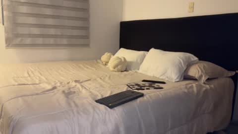 Snapshot of miavega1 chatting on October 9, 12:08 am Mia online show from October 9, 12:08 am