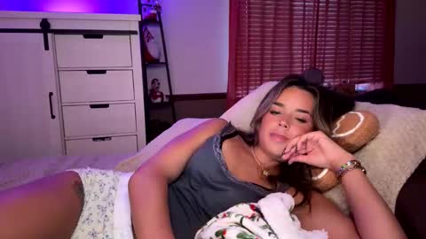 Snapshot of miaxxox chatting on November 26, 9:27 pm Mia online show from November 26, 9:27 pm