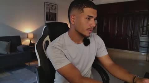 Snapshot of michel_g22 chatting on August 8, 9:28 pm michel g22 online show from August 8, 9:28 pm