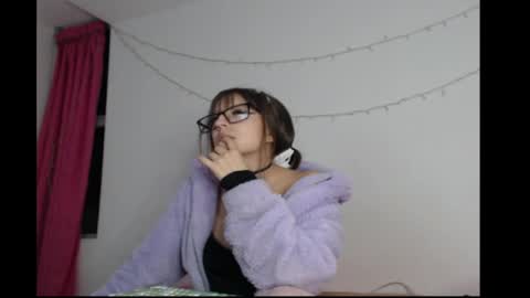Snapshot of michell_bunny13 chatting on April 21, 3:02 am Michell online show from April 21, 3:02 am