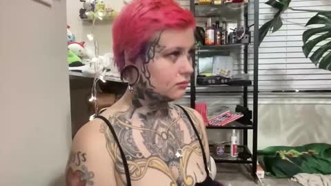 Snapshot of mignightmedliii chatting on March 3, 5:24 am Medli online show from March 3, 5:24 am