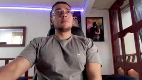 Snapshot of miguel0981 chatting on February 5, 8:25 pm Strong Man online show from February 5, 8:25 pm