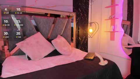 miia_lopezz_ online show from April 17, 2:53 pm