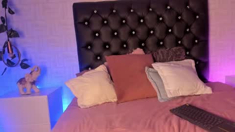 Mia online show from February 26, 11:15 pm